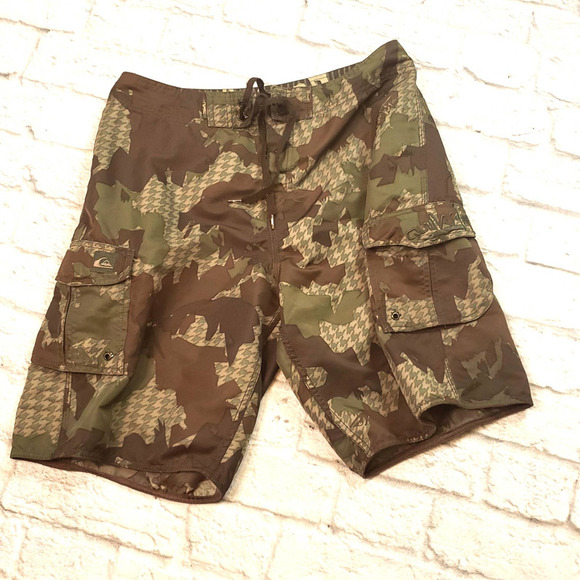 Quiksilver men's Camo Boardshorts size 32 - Picture 1 of 5